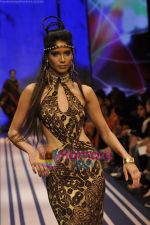 Model walks the ramp for Malini Ramani Show at Lakme Winter fashion week day 5 on 21st Sept 2010 (60).JPG